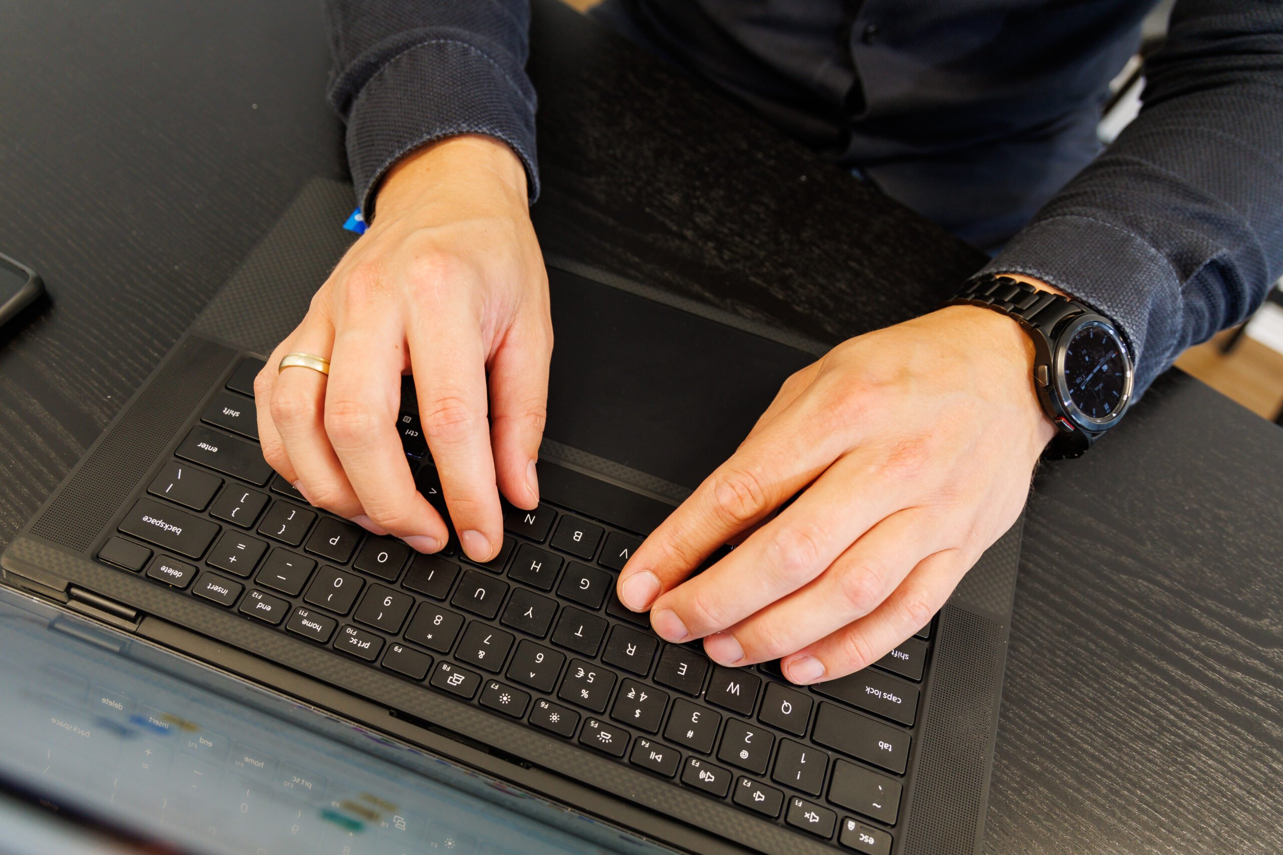 Hand op een toetsenbord van een laptop